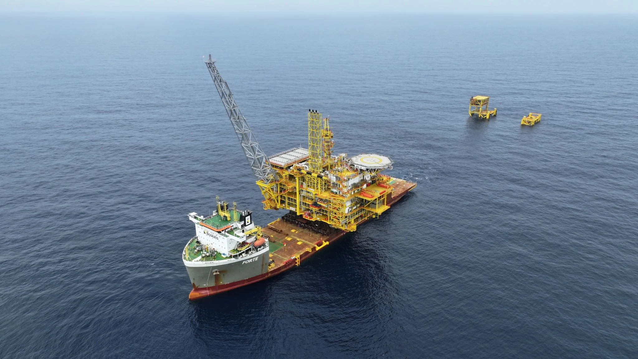 Судно Boskalis Forte с загруженным Starship Ship 40 на палубе