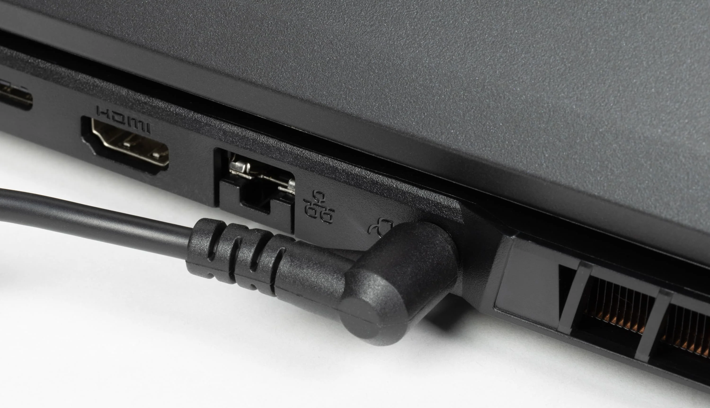 задняя панель Maibenben X-Treme Tornado X18A с портами HDMI 2.1 и Mini DisplayPort 2.1