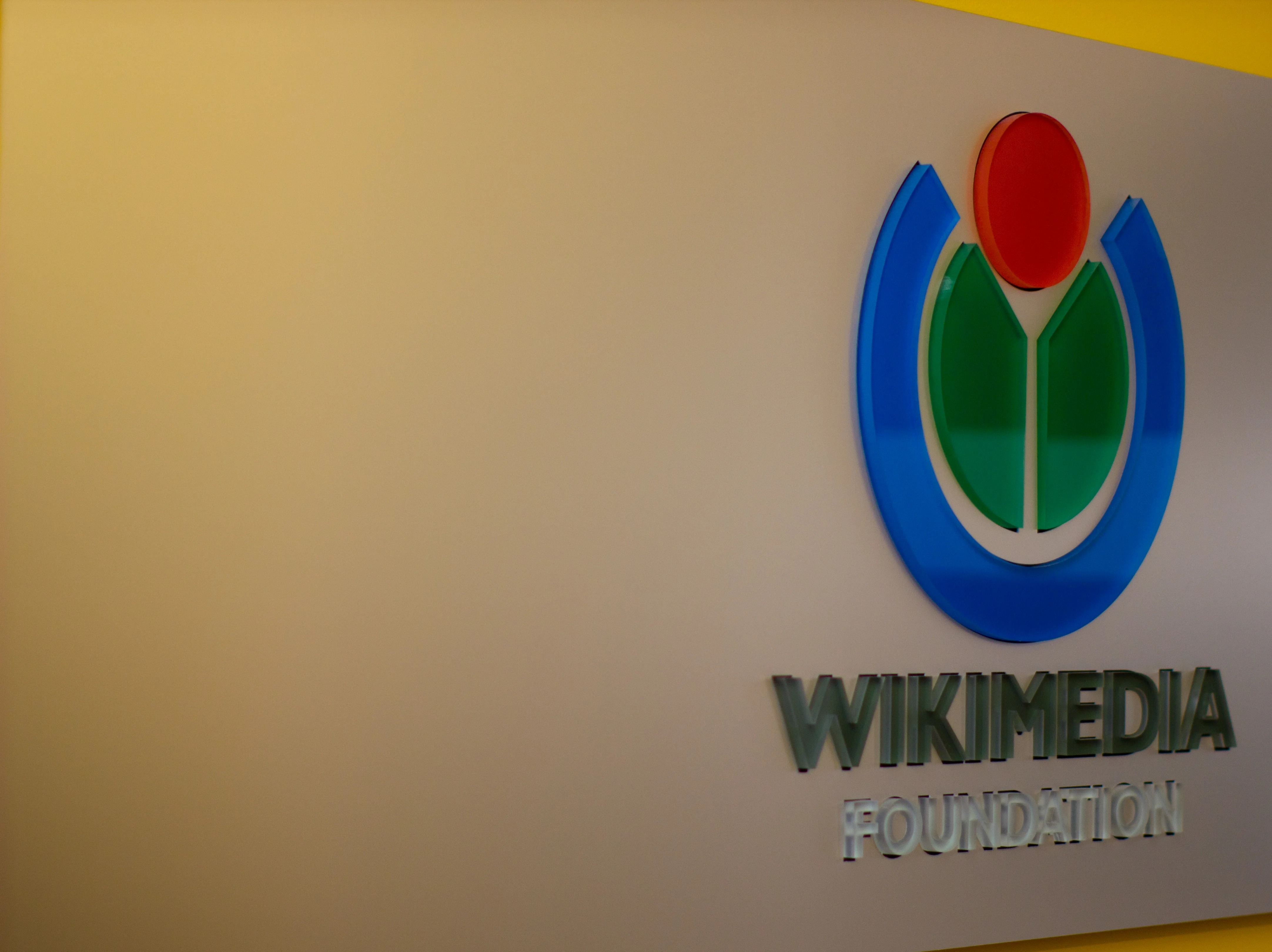 логотип Wikimedia Foundation и значок блокировки