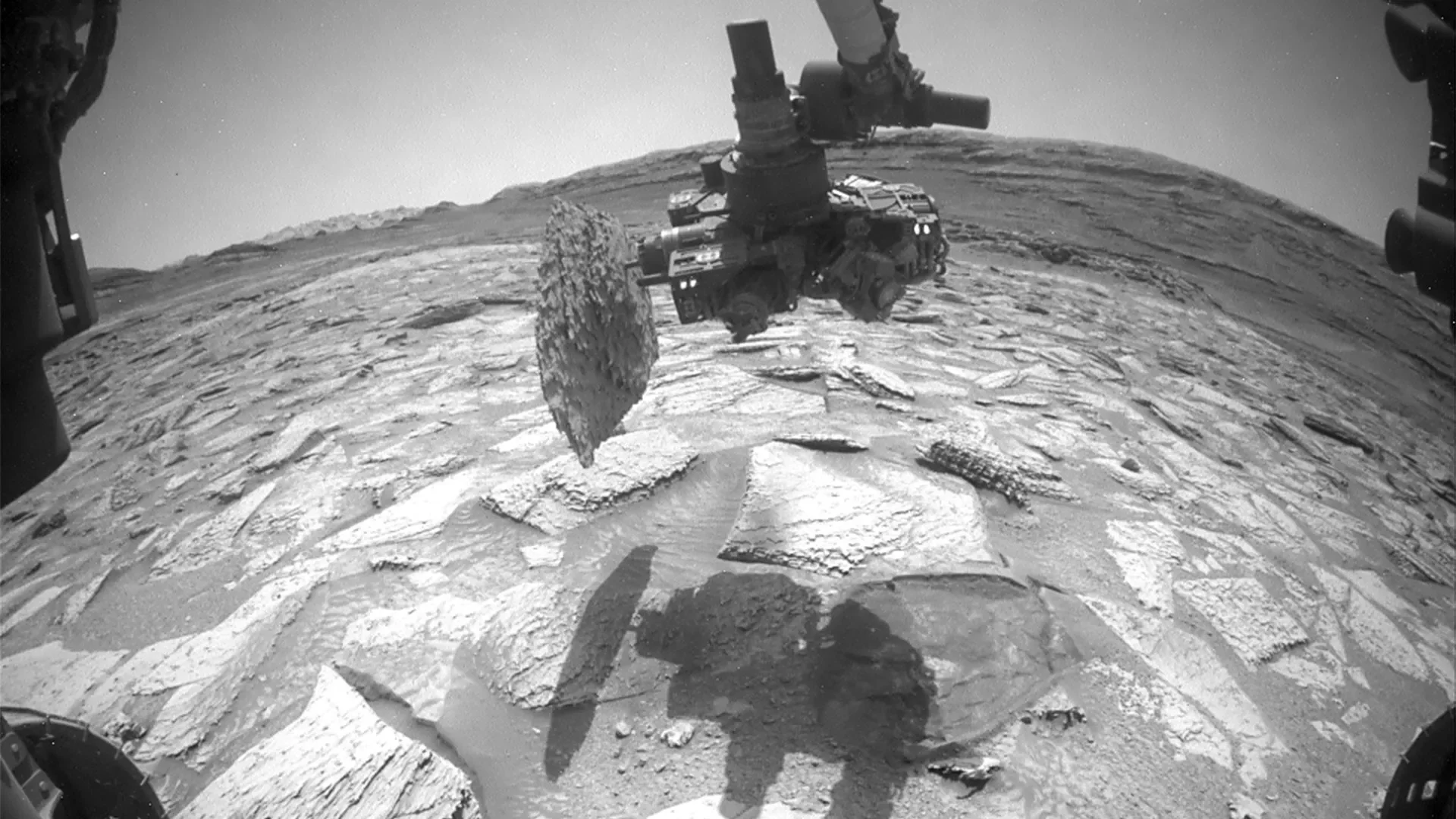 снимок марсохода Curiosity с камнем в форме треножника