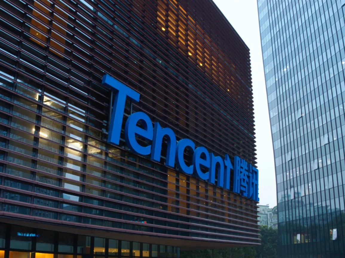 логотип Tencent Hy4 Preview на фоне дата-центра