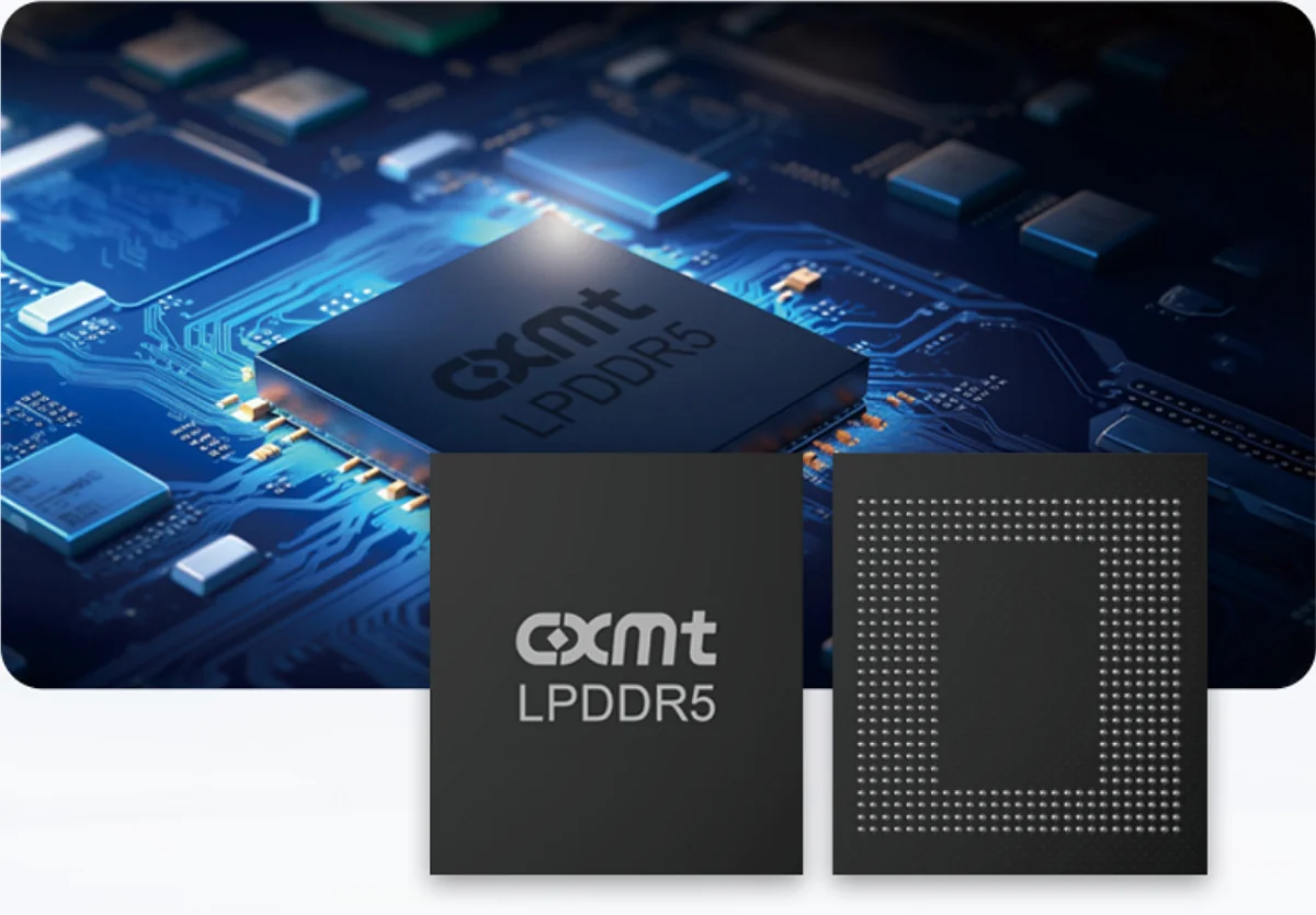 логотип CXMT на фоне чипа памяти DRAM