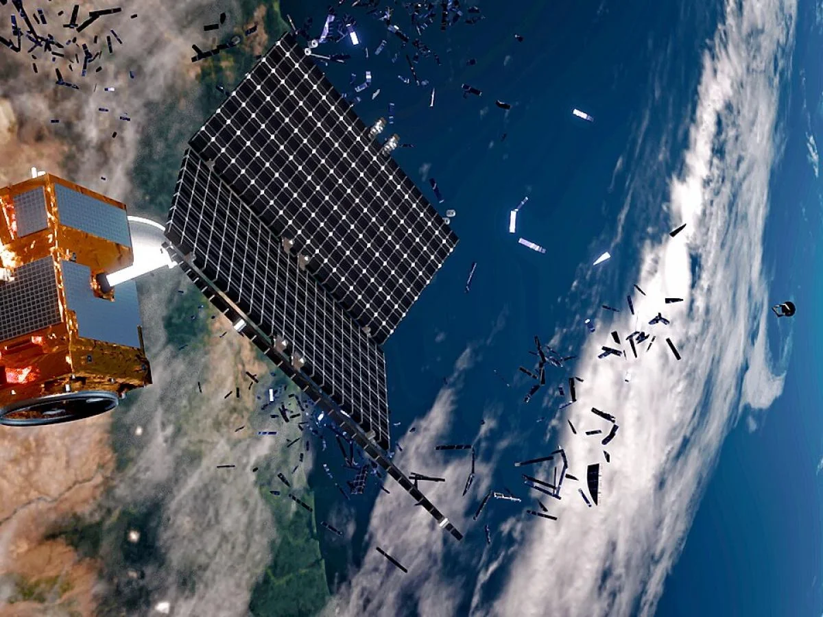 Спутники Starlink на фоне облака космического мусора