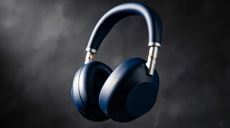 Sony WH-1000XM6 сложены на подставке для наушников