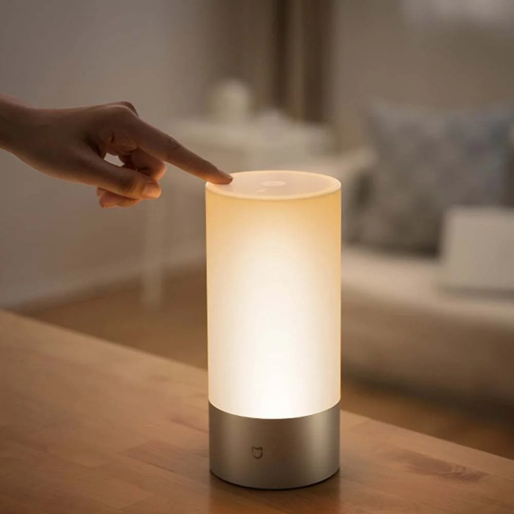 Xiaomi Mijia Bedside Lamp 3 в интерьере спальни с включенной имитацией рассвета на матовом плафоне
