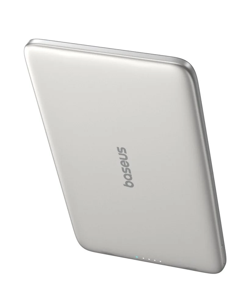 Крупный план алюминиевого корпуса Baseus PicoGo Air AM72 цвета Star Titanium Silver с видимым зазоро
