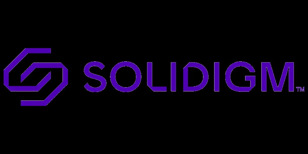 Логотип Solidigm на фоне серверных стоек с SSD-накопителями корпоративного класса